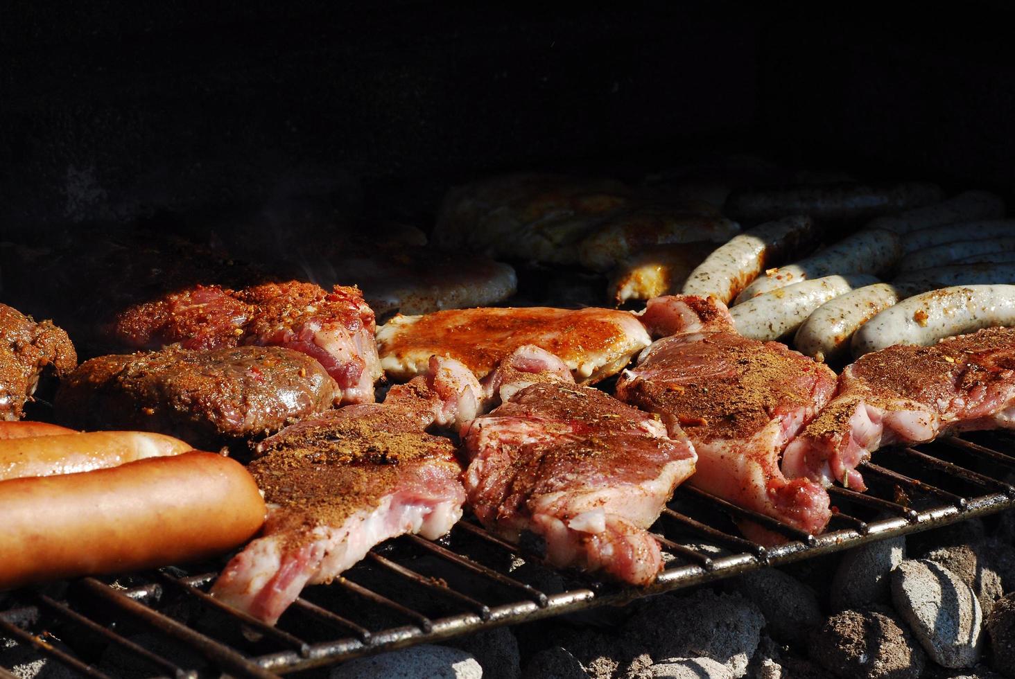 varietà di carne alla griglia in estate foto