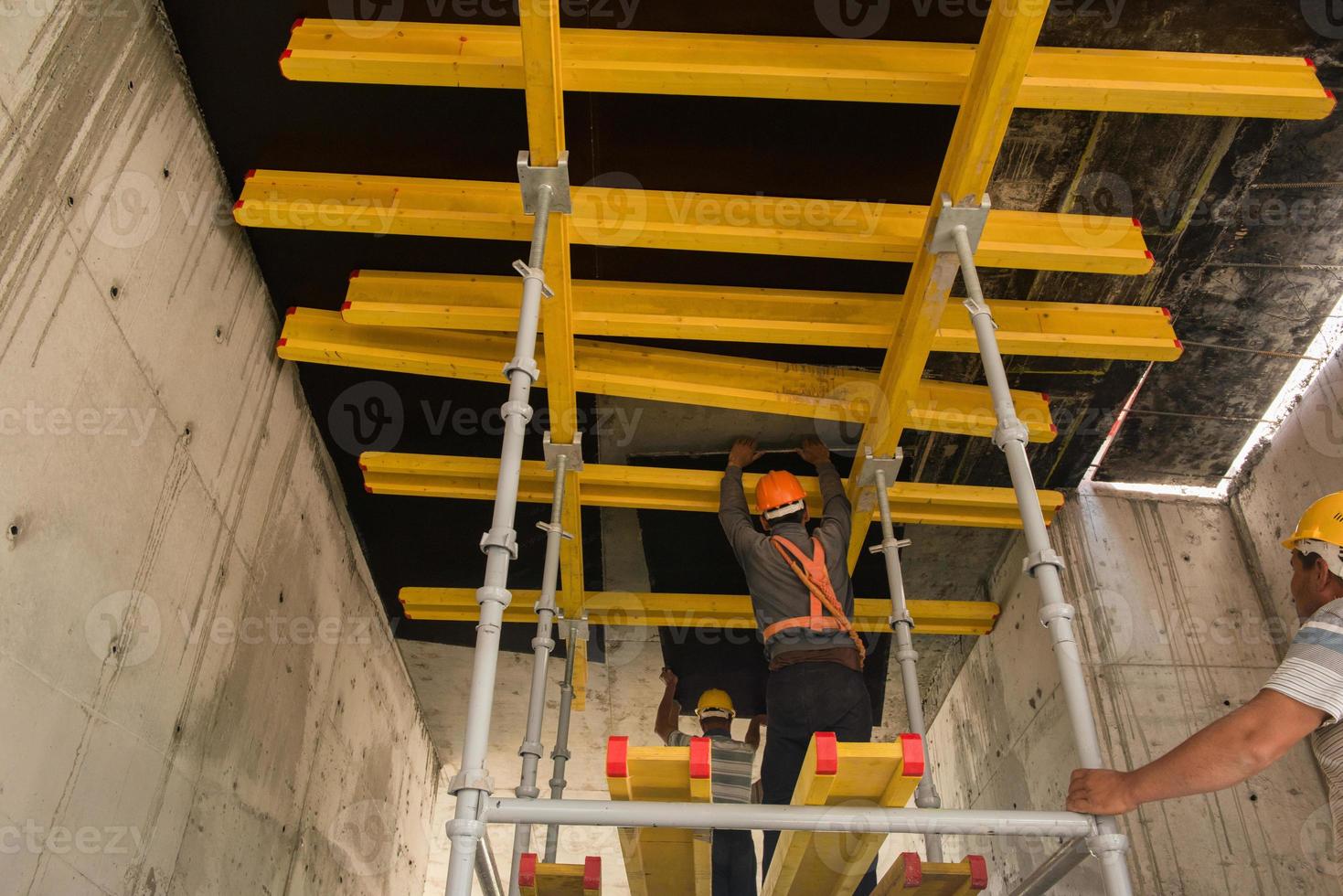 il lavoratore ha posato un'impalcatura foto