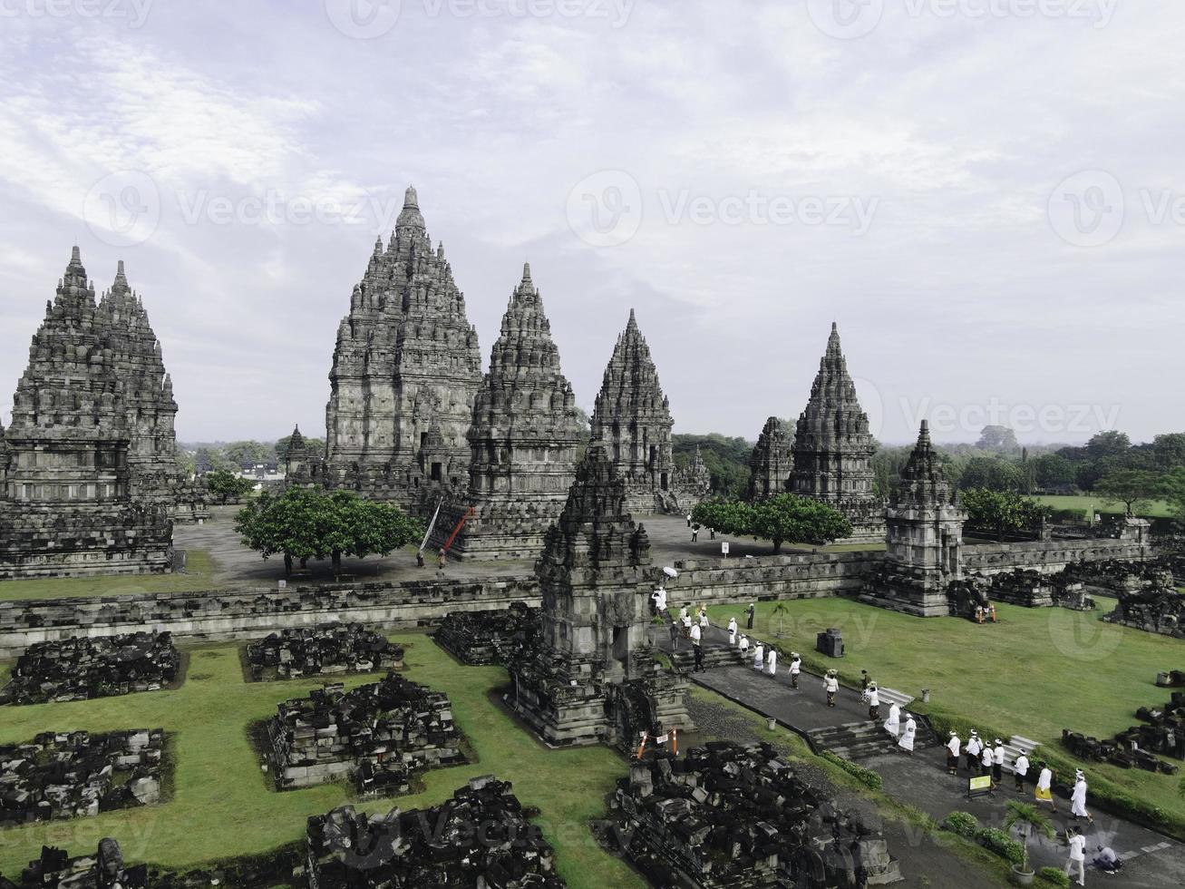 veduta aerea del bellissimo paesaggio complesso del tempio di Prambanan a Yogyakarta, in Indonesia foto