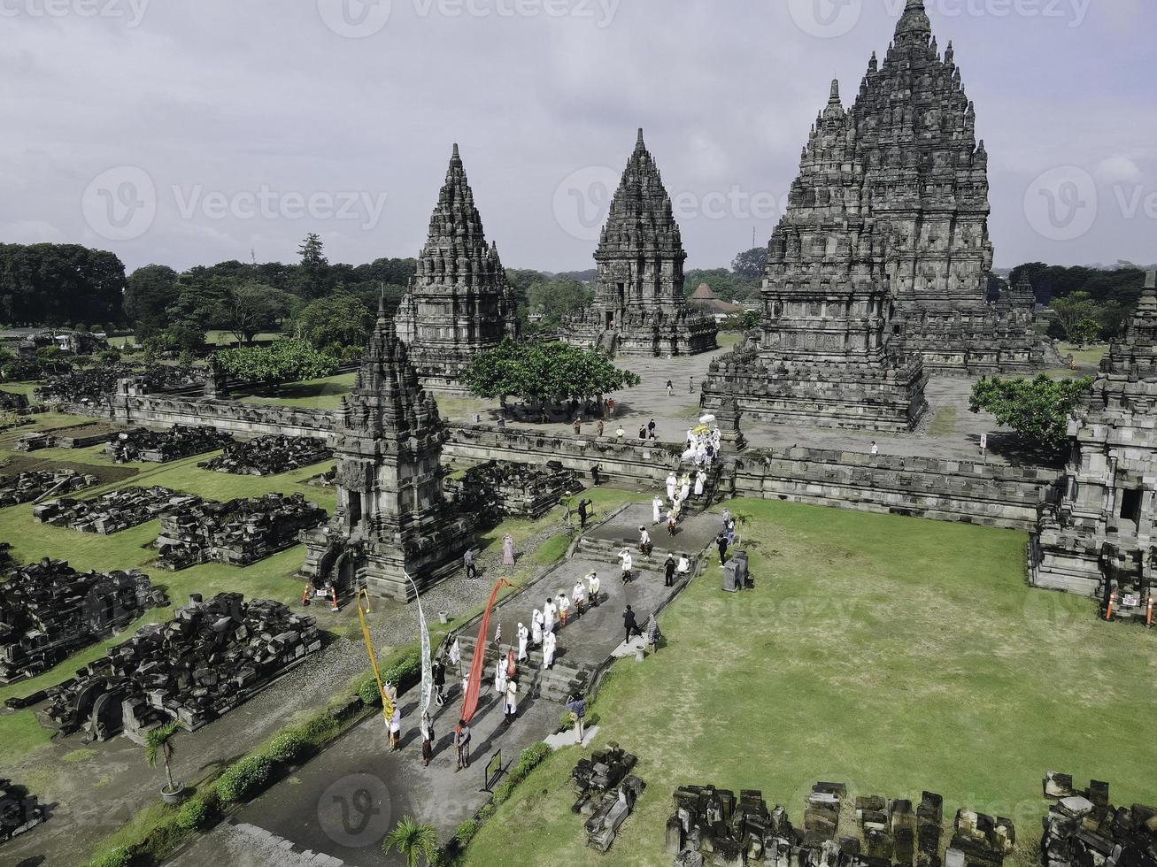 veduta aerea del bellissimo paesaggio complesso del tempio di Prambanan a Yogyakarta, in Indonesia foto