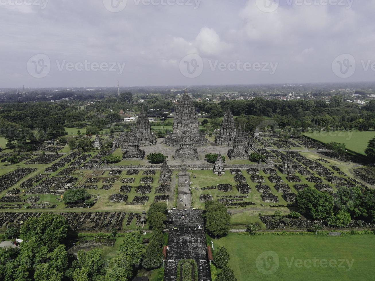 veduta aerea del bellissimo paesaggio complesso del tempio di Prambanan a Yogyakarta, in Indonesia foto