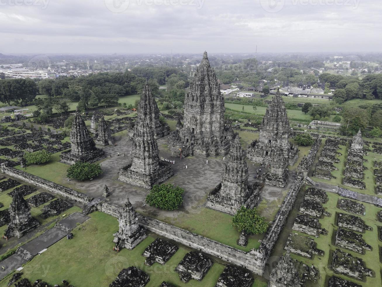 veduta aerea del bellissimo paesaggio complesso del tempio di Prambanan a Yogyakarta, in Indonesia foto