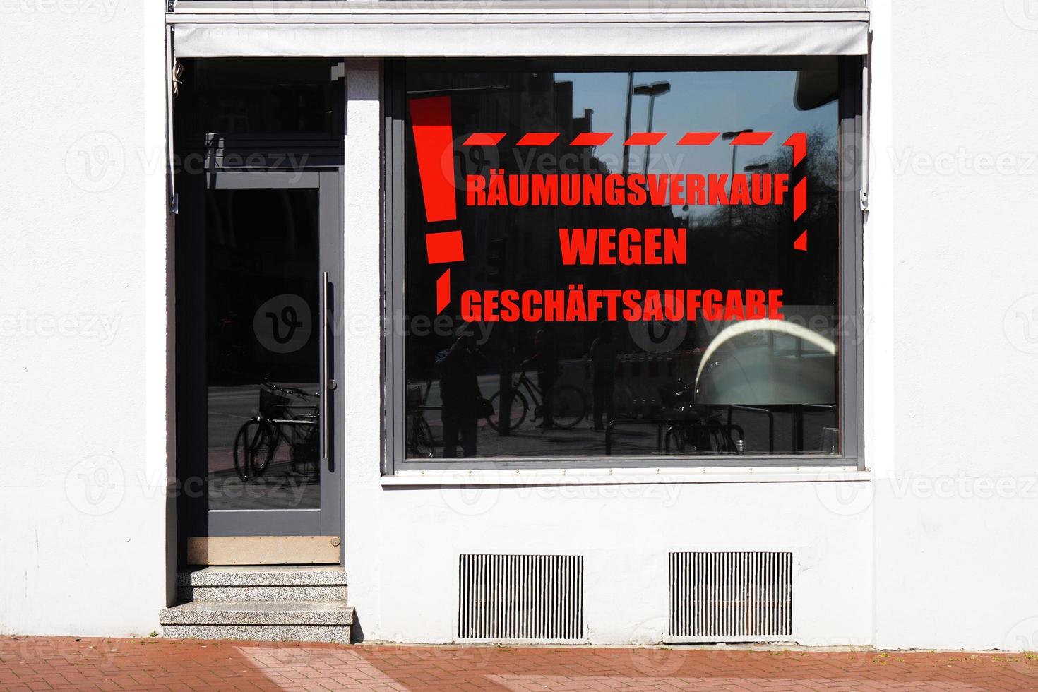 raumungsverkauf wegen geschaftsaufgabe si traduce dal tedesco svendita a causa della chiusura del negozio foto