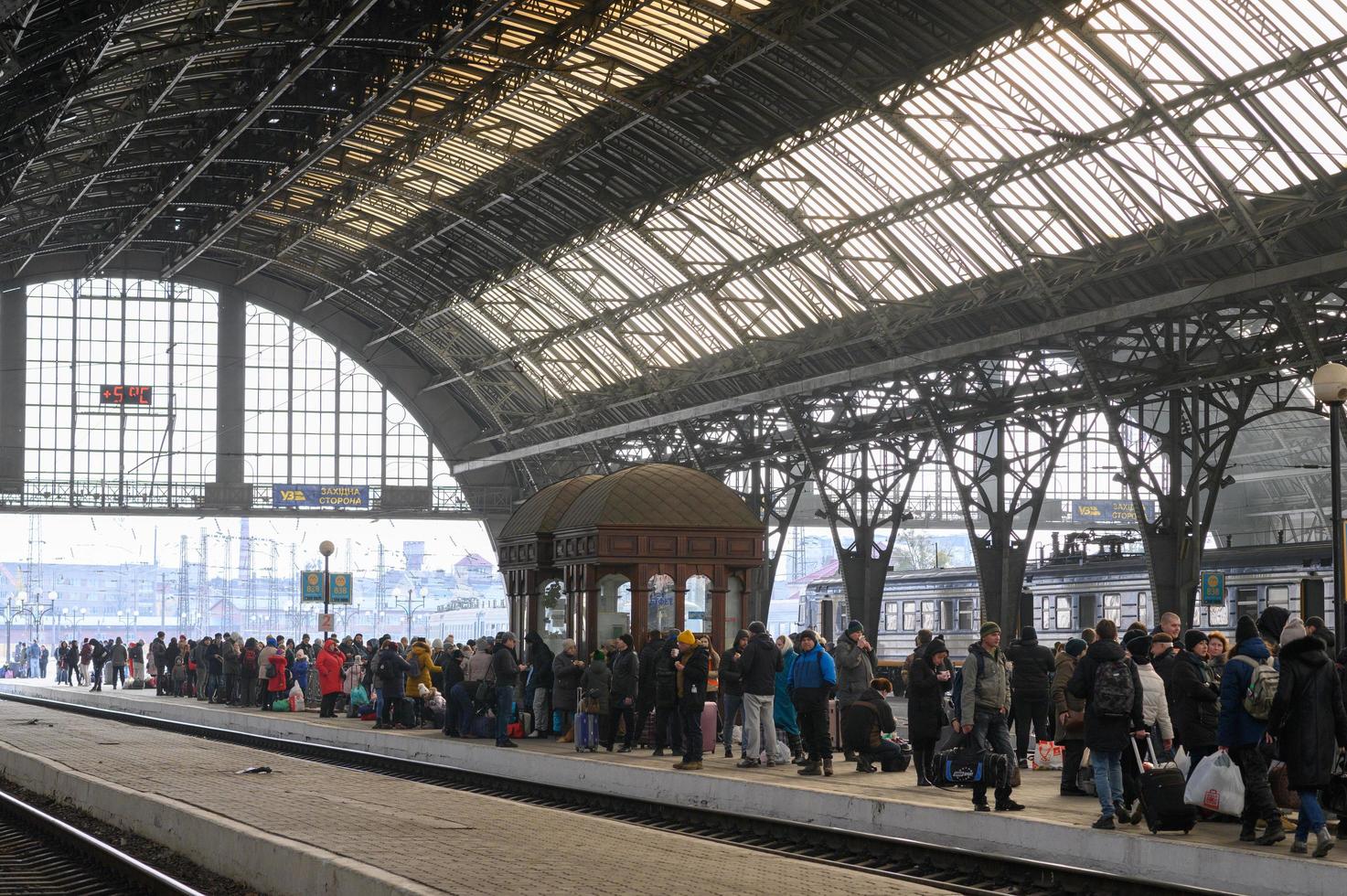 lviv, ucraina - 12 marzo 2022. persone nella stazione ferroviaria della città ucraina occidentale di lviv in attesa del treno per la polonia. foto