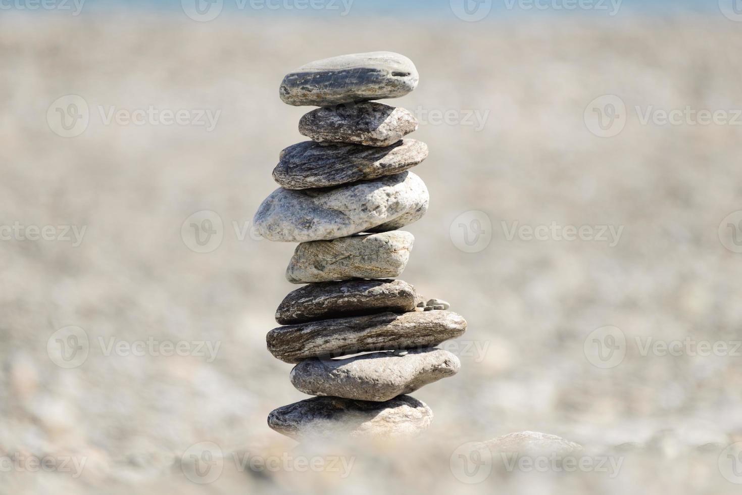 ciottoli in equilibrio sulla spiaggia foto