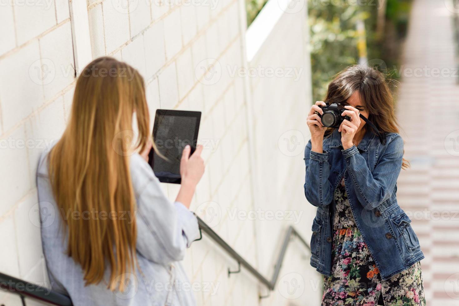 due giovani donne turistiche che scattano fotografie all'aperto