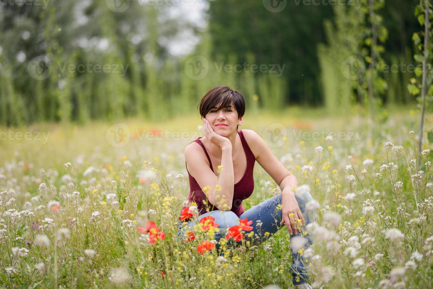 madre con la sua piccola figlia nel campo di papaveri foto