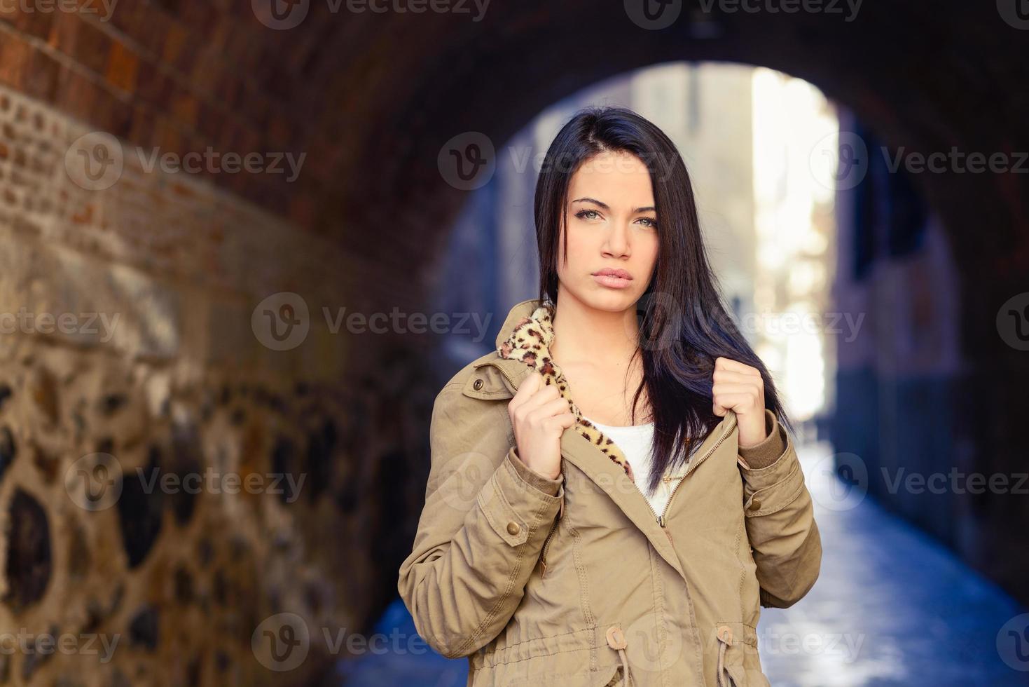 giovane donna con gli occhi verdi in background urbano foto