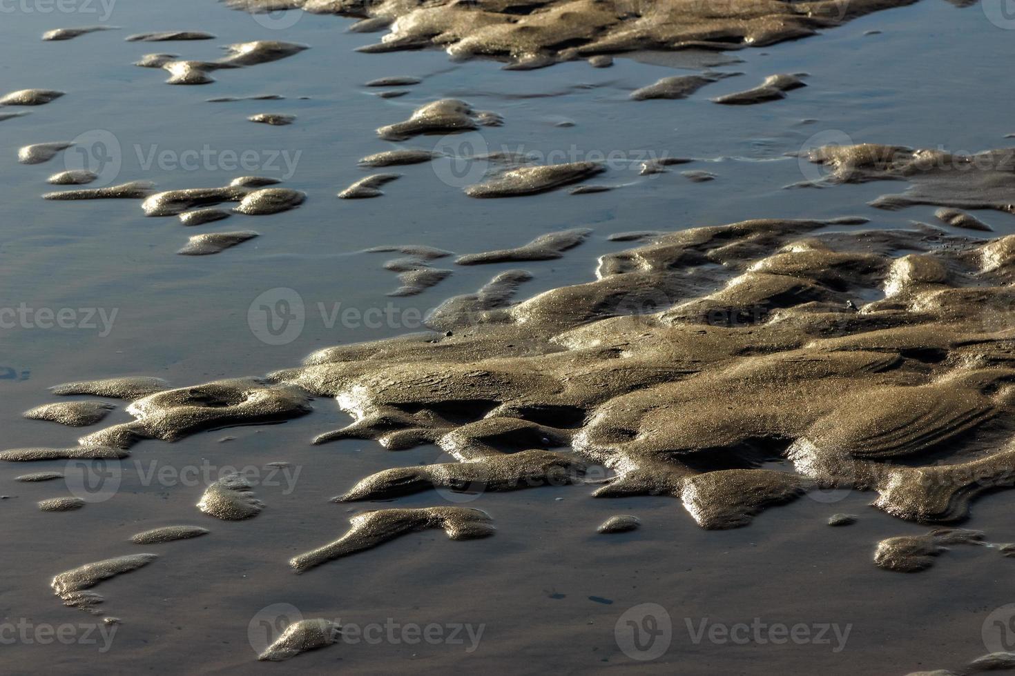 sabbia dopo la bassa marea su una spiaggia in cantabria, spagna. immagine orizzontale. foto