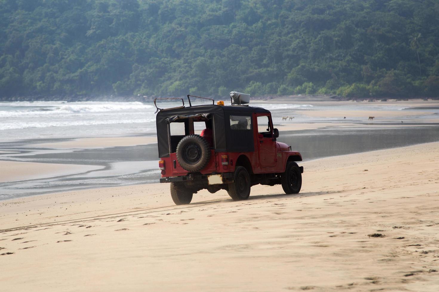 agonda, india, 2015 - jeep bagnino alla spiaggia di agonda in india. goa surf life saving impiega 429 bagnini di spiaggia certificati. foto