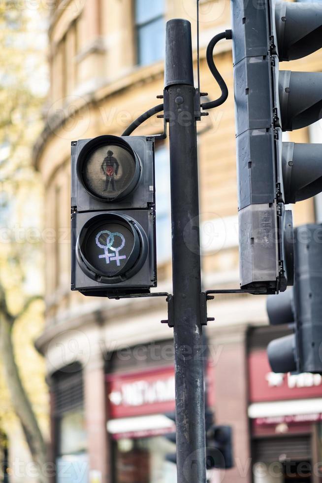 Semafori pedonali lgbt che simboleggiano uguaglianza, diversità e tolleranza foto