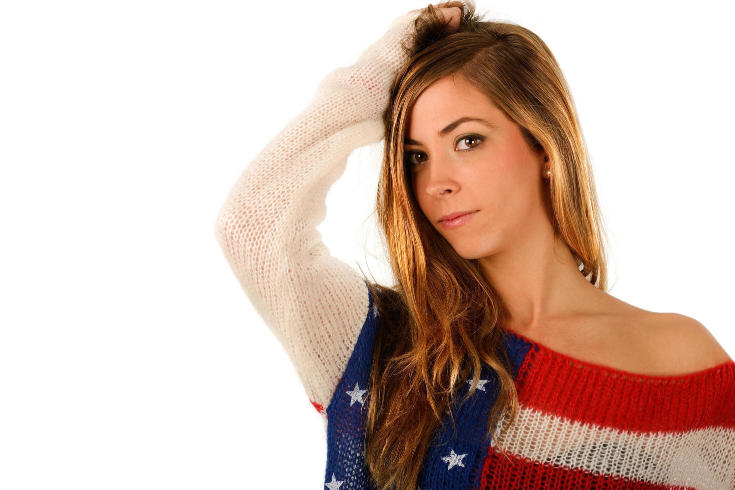 bella ragazza bionda che indossa un maglione con la bandiera degli stati uniti foto