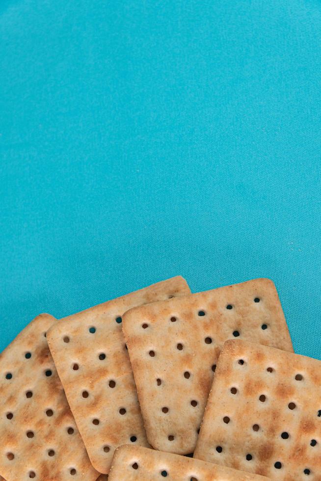 cracker di sale su sfondo blu foto