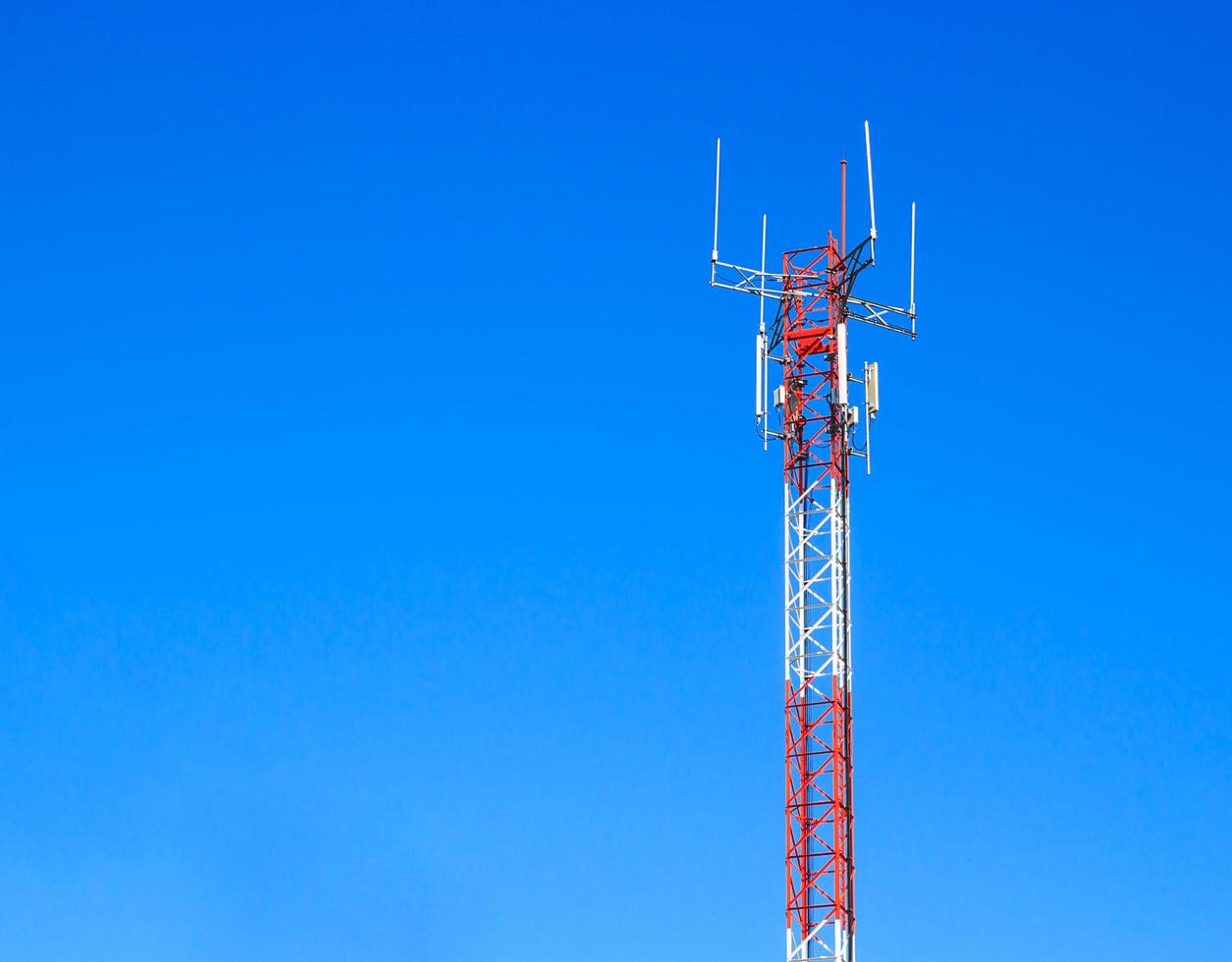 torre delle telecomunicazioni con sfondo azzurro del cielo foto