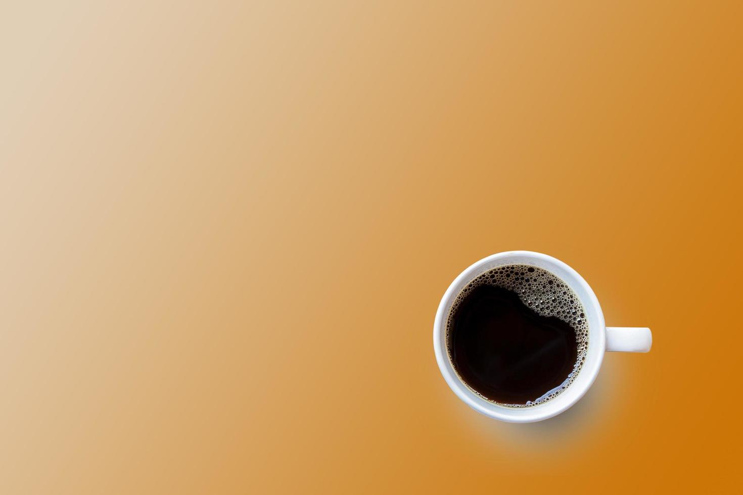 tazza di caffè nero su sfondo arancione. foto