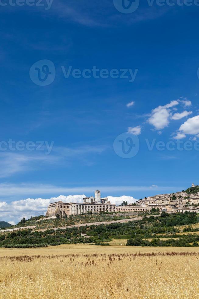 villaggio di assisi nella regione umbria, italia. la cittadina è famosa per la più importante basilica italiana dedicata a s. francesco - san francesco. foto