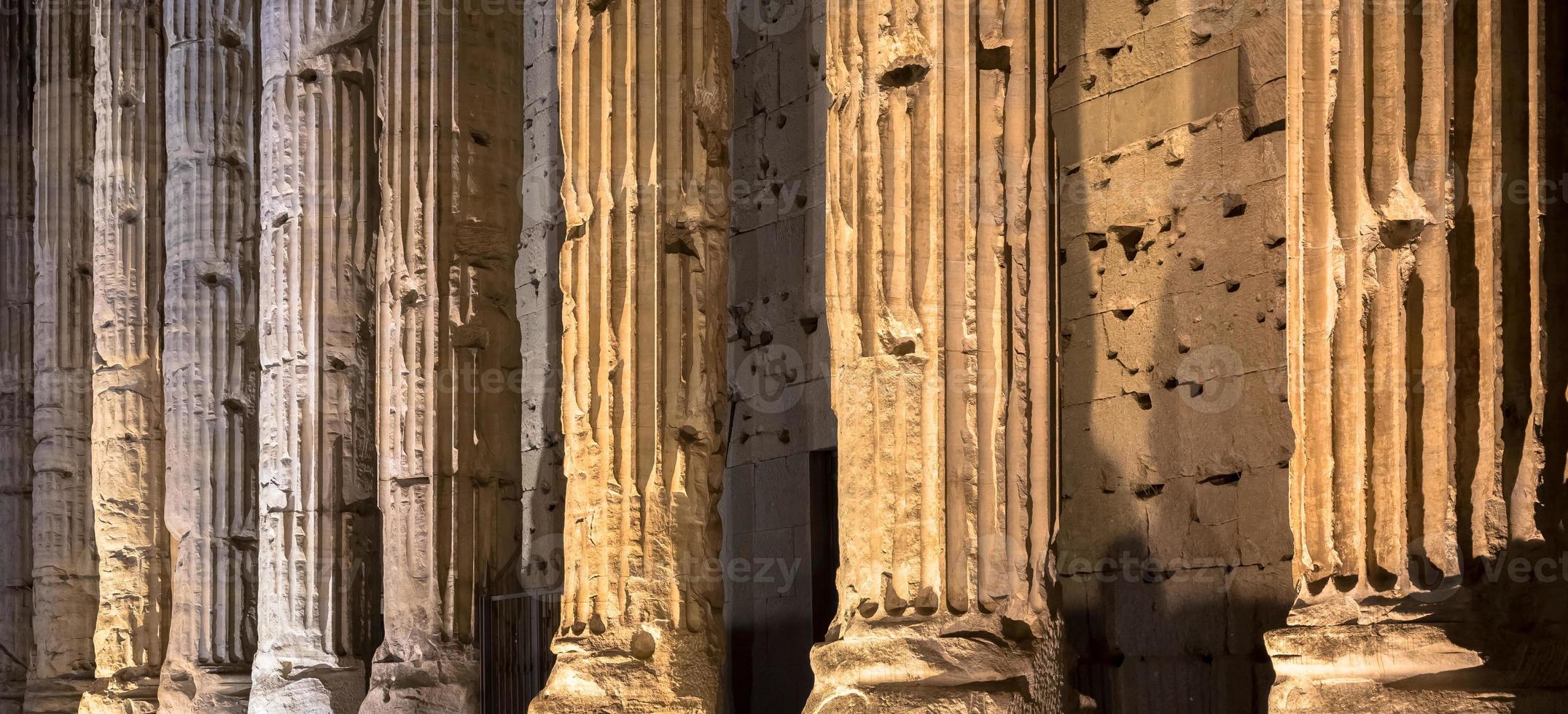 Dettaglio della colonna illuminata architettura del pantheon di notte, roma - italia foto