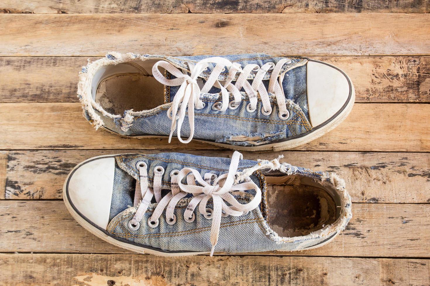 vecchie scarpe sul pavimento di legno foto