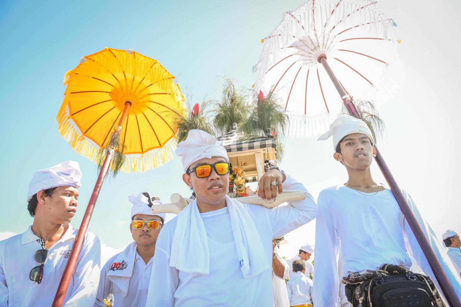 sanur, bali, indonesia, 2015 - melasti è una cerimonia e un rituale di purificazione balinese indù foto