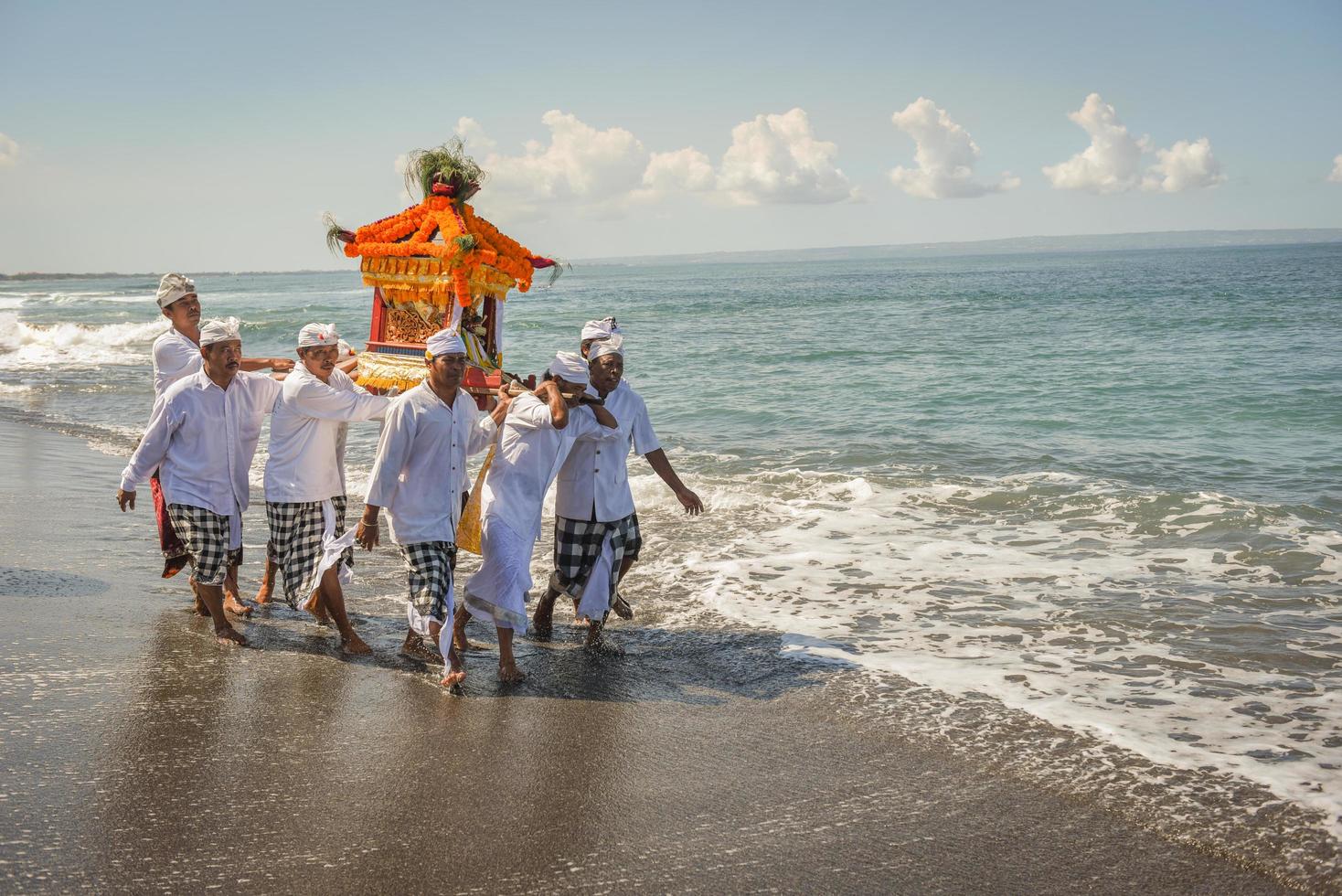 sanur, bali, indonesia, 2015 - melasti è una cerimonia e un rituale di purificazione balinese indù foto