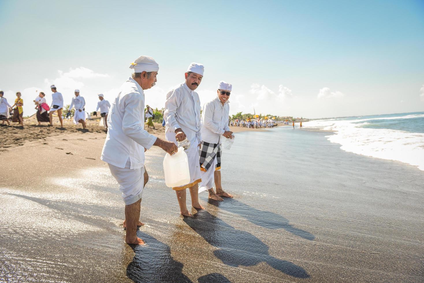 sanur, bali, indonesia, 2015 - melasti è una cerimonia e un rituale di purificazione balinese indù foto