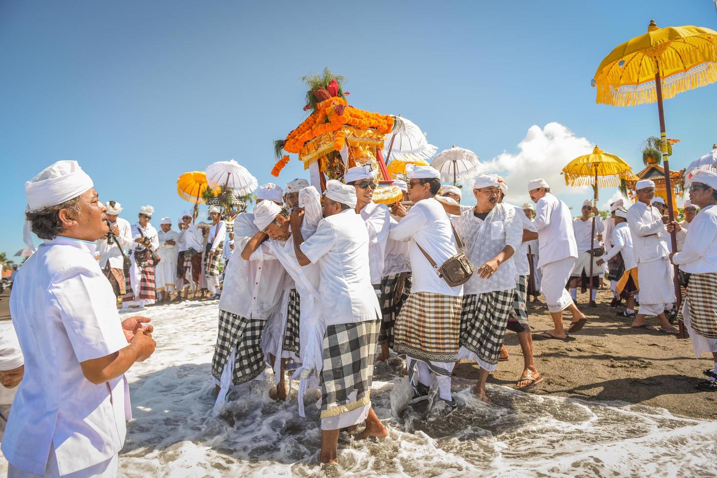 sanur, bali, indonesia, 2015 - melasti è una cerimonia e un rituale di purificazione balinese indù foto