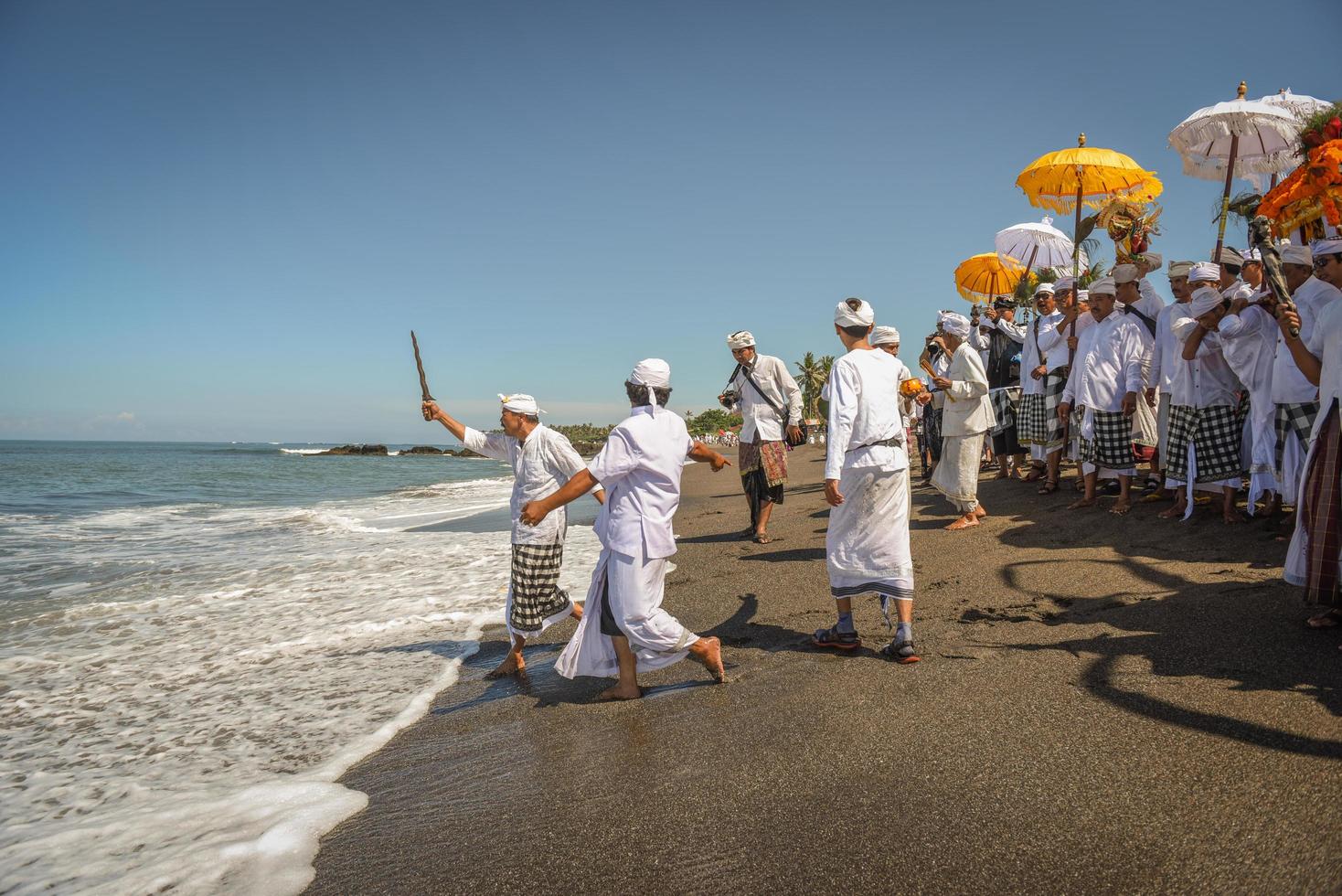 sanur, bali, indonesia, 2015 - melasti è una cerimonia e un rituale di purificazione balinese indù foto