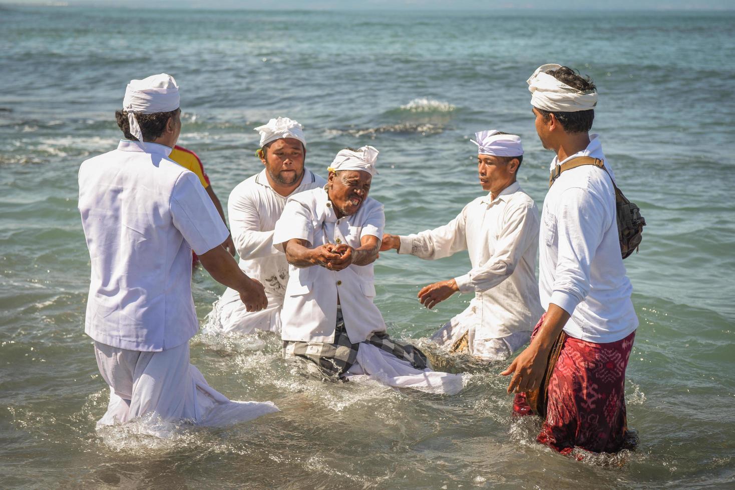 sanur, bali, indonesia, 2015 - melasti è una cerimonia e un rituale di purificazione balinese indù foto