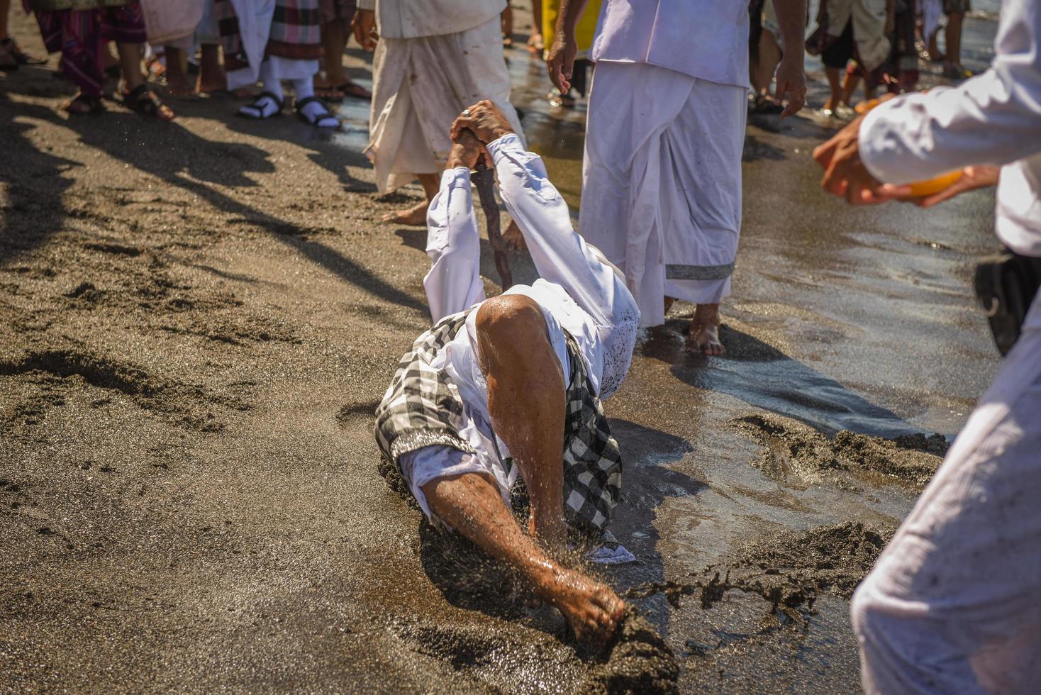 sanur, bali, indonesia, 2015 - melasti è una cerimonia e un rituale di purificazione balinese indù foto