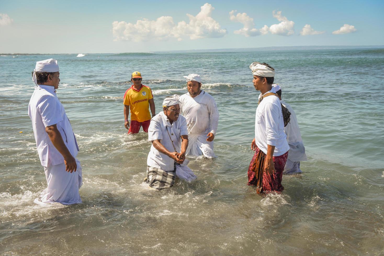 sanur, bali, indonesia, 2015 - melasti è una cerimonia e un rituale di purificazione balinese indù foto