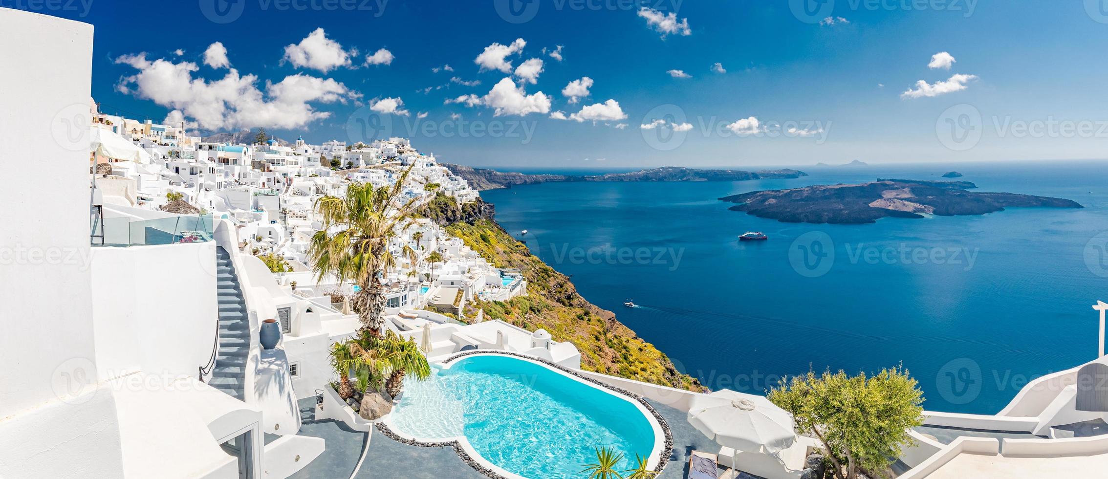 soleggiato nel panorama della caldera di oia sull'isola di santorini, in grecia. famosa destinazione per le vacanze estive di viaggio. piscina, architettura bianca e blu, atmosfera estiva alla luce del sole. paesaggio panoramico ispiratore foto