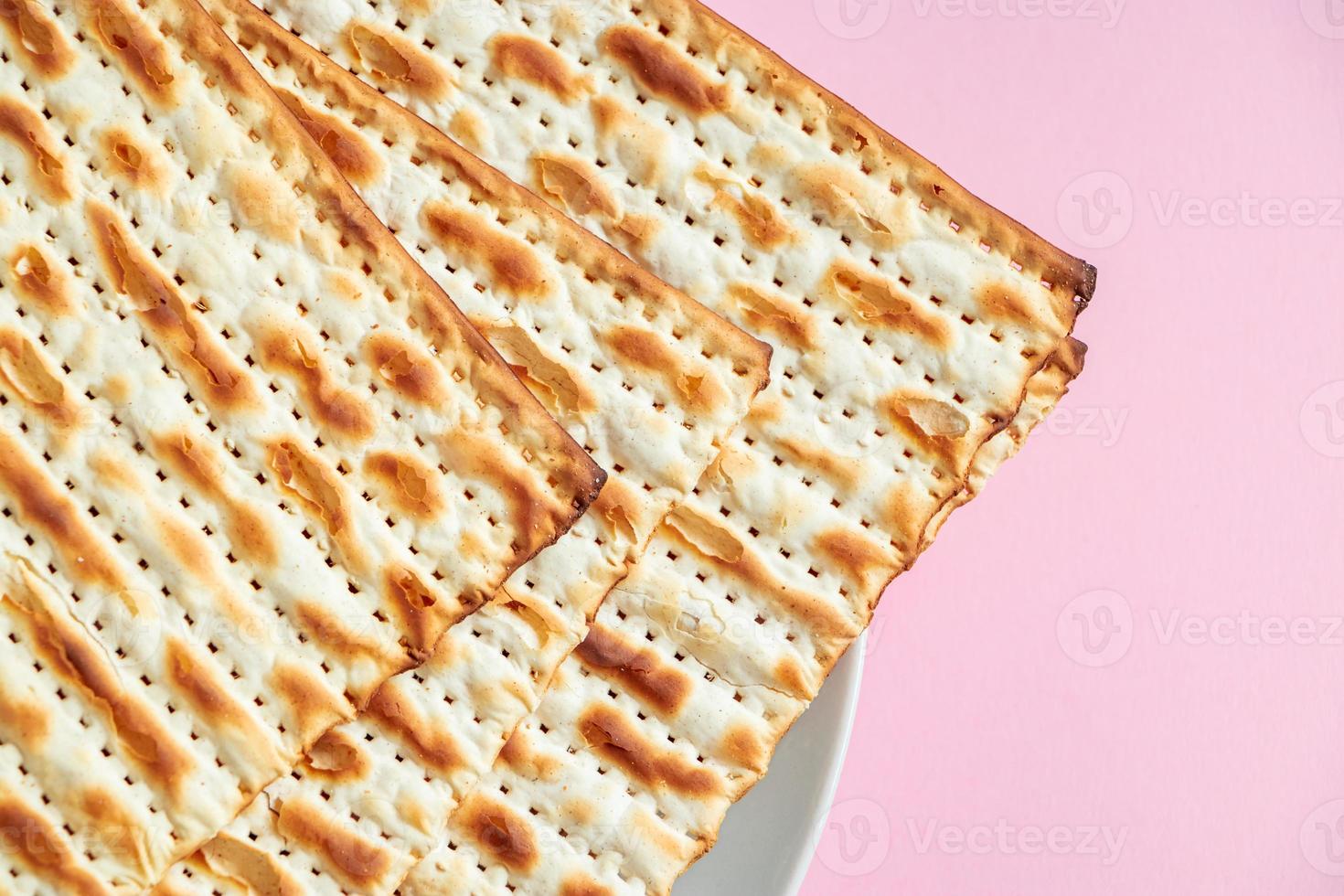 buona pasqua. matzo su sfondo rosa. foto