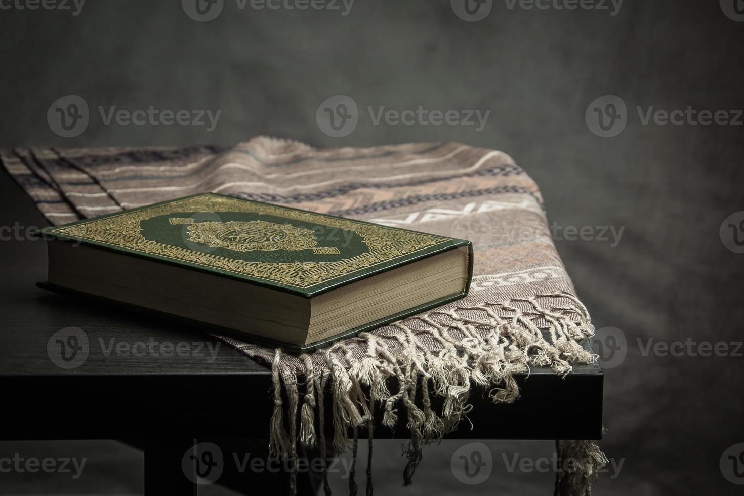 Corano libro sacro dei musulmani oggetto pubblico di tutti i musulmani sul tavolo, natura morta foto