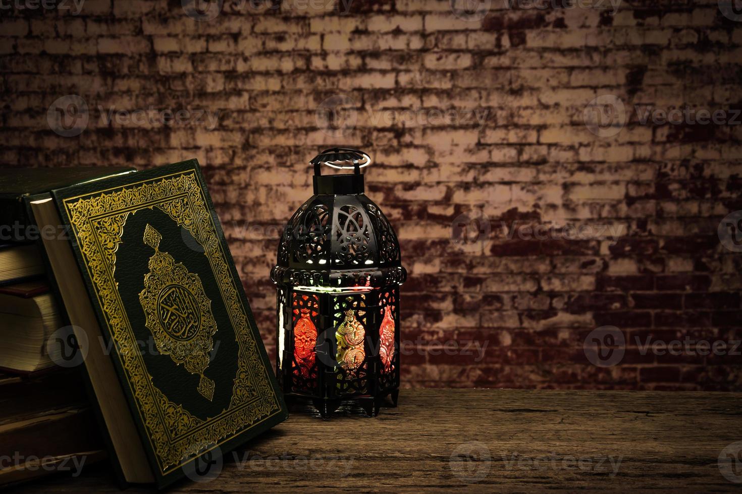 corano - libro sacro dei musulmani oggetto pubblico di tutti i musulmani sul tavolo, natura morta foto
