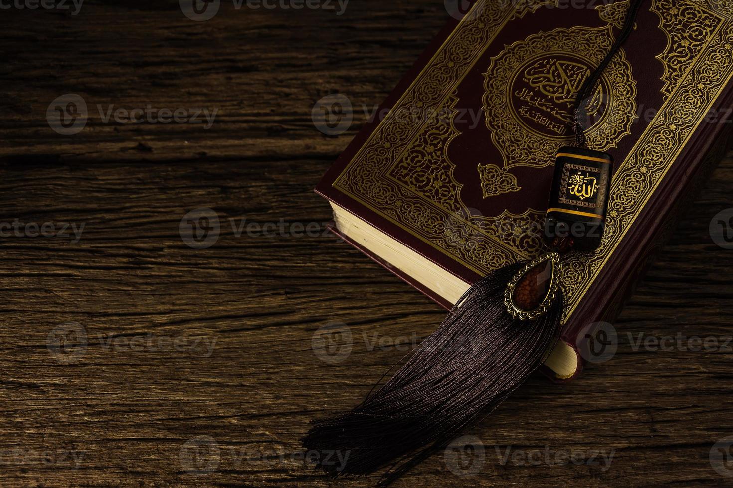 allah dio dell'islam con il Corano - libro sacro dei musulmani oggetto pubblico di tutti i musulmani sul tavolo natura morta foto