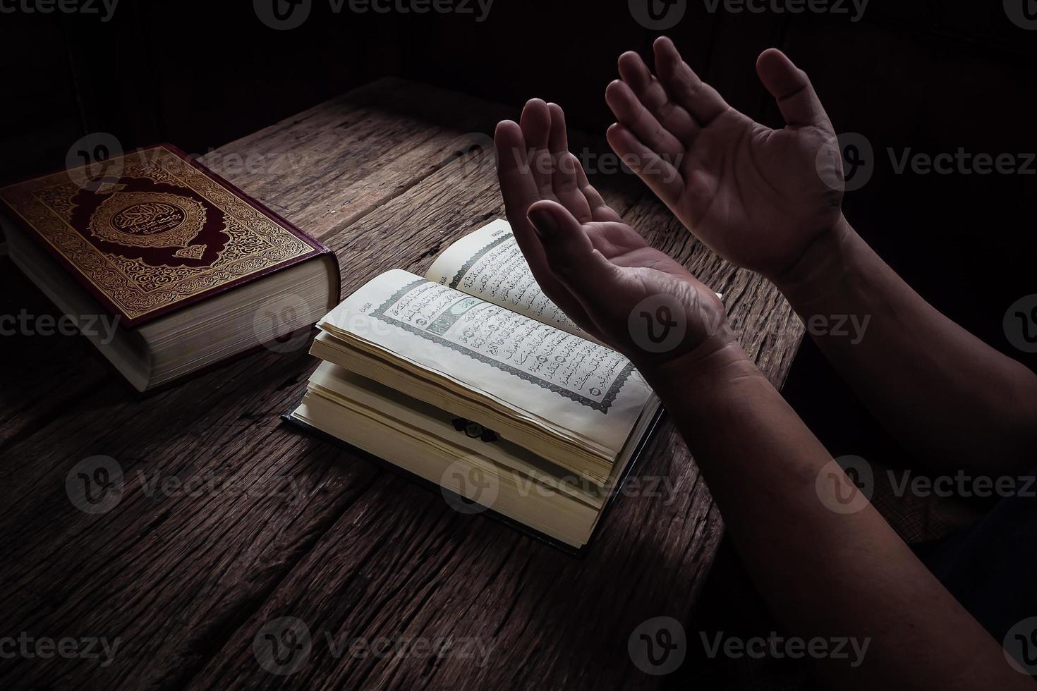 Corano libro sacro dei musulmani oggetto pubblico di tutti i musulmani natura morta foto