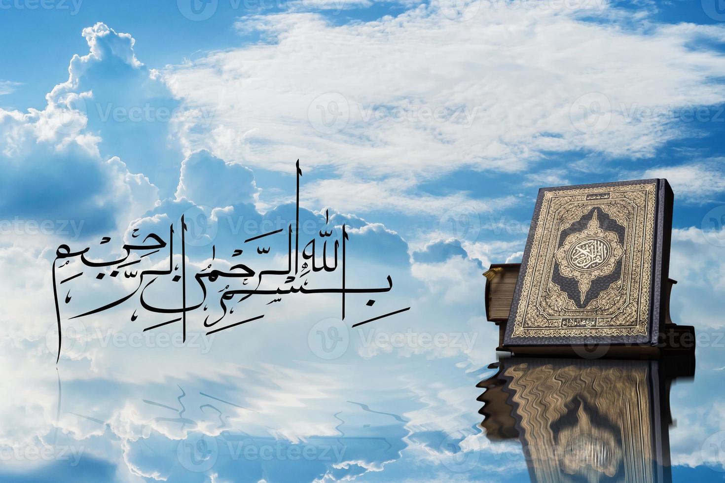 bismillah significa nel nome di allah arte araba con corano libro sacro dei musulmani oggetto pubblico di tutti i musulmani. foto