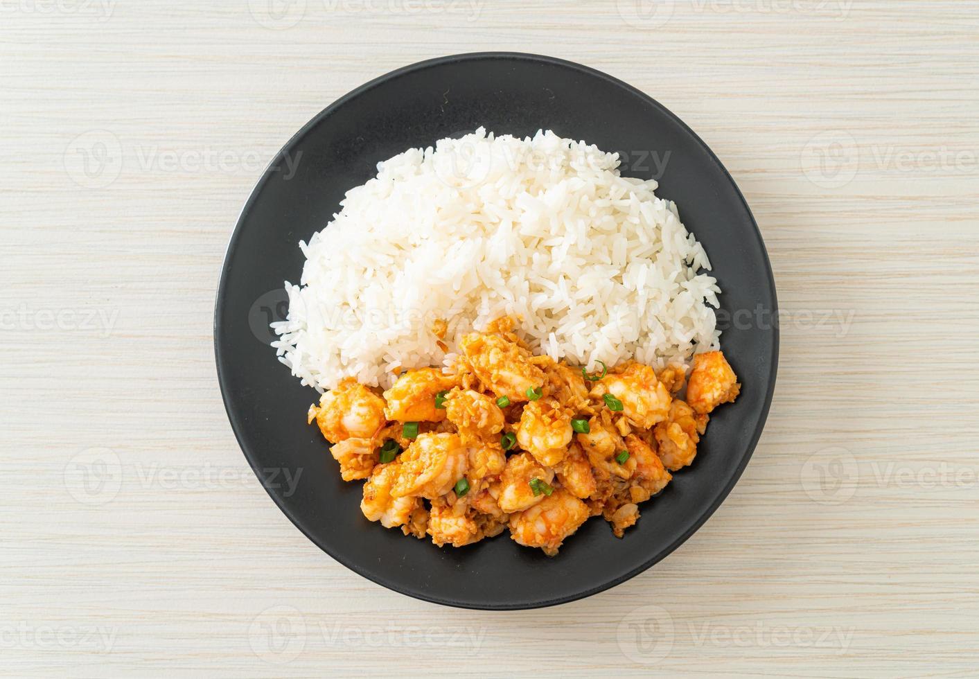 gamberi saltati in padella con aglio e pasta di gamberi foto