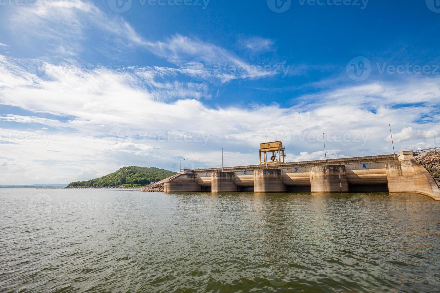 muro di diga con pieno d'acqua, Thailandia foto