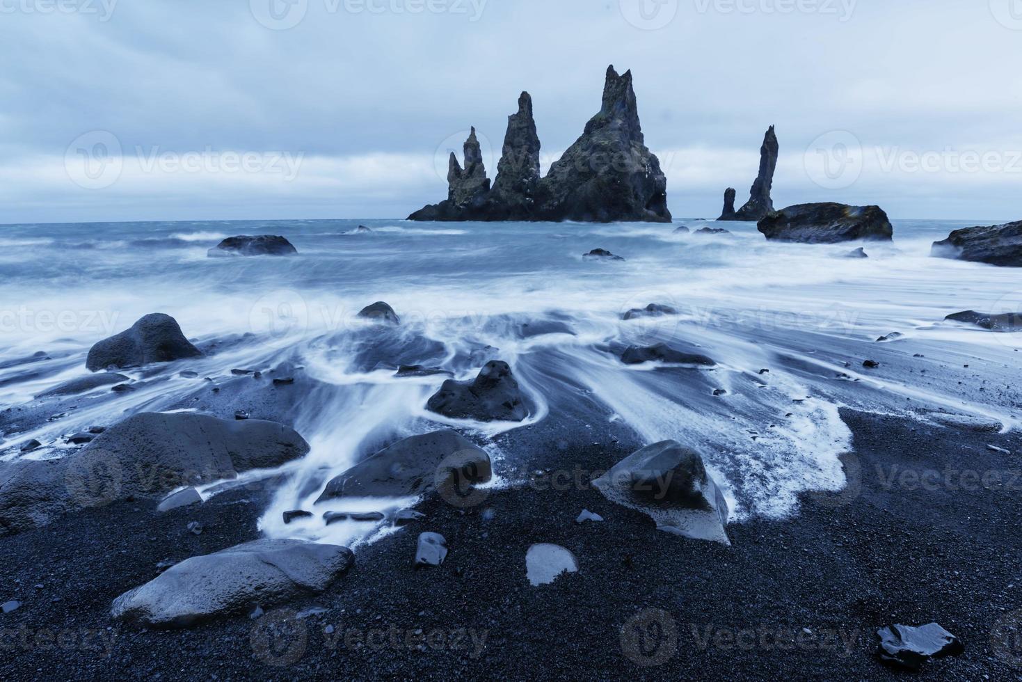 le dita dei troll delle rocce. scogliere di reynisdrangar. spiaggia di sabbia nera foto