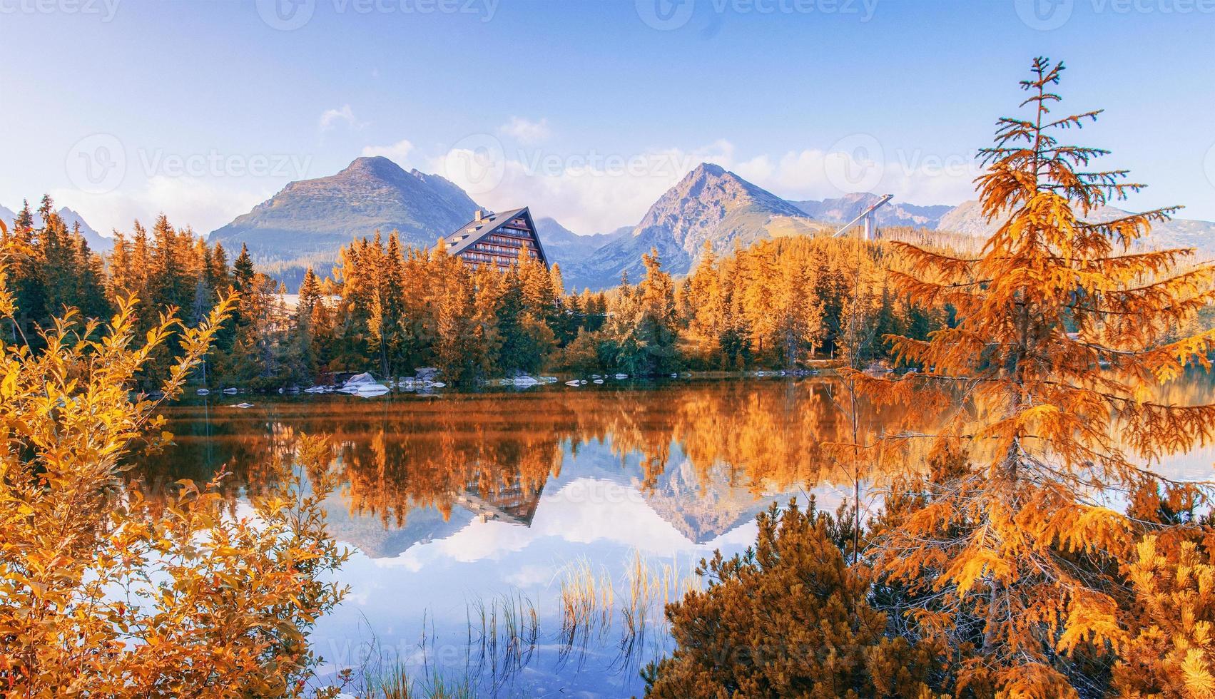 maestoso lago di montagna nel parco nazionale degli alti tatra. strbske pleso, slovacchia, europa. foto