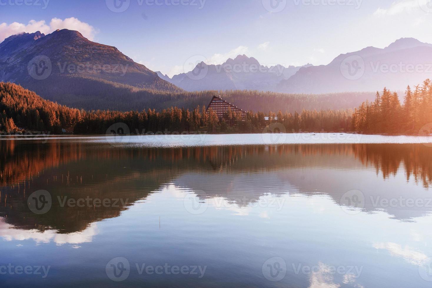 lago strbske pleso in alta montagna tatra, slovacchia europa foto