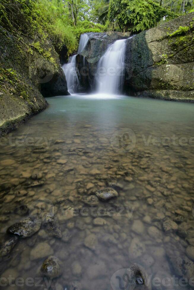 splendida cascata nascosta in una natura foto