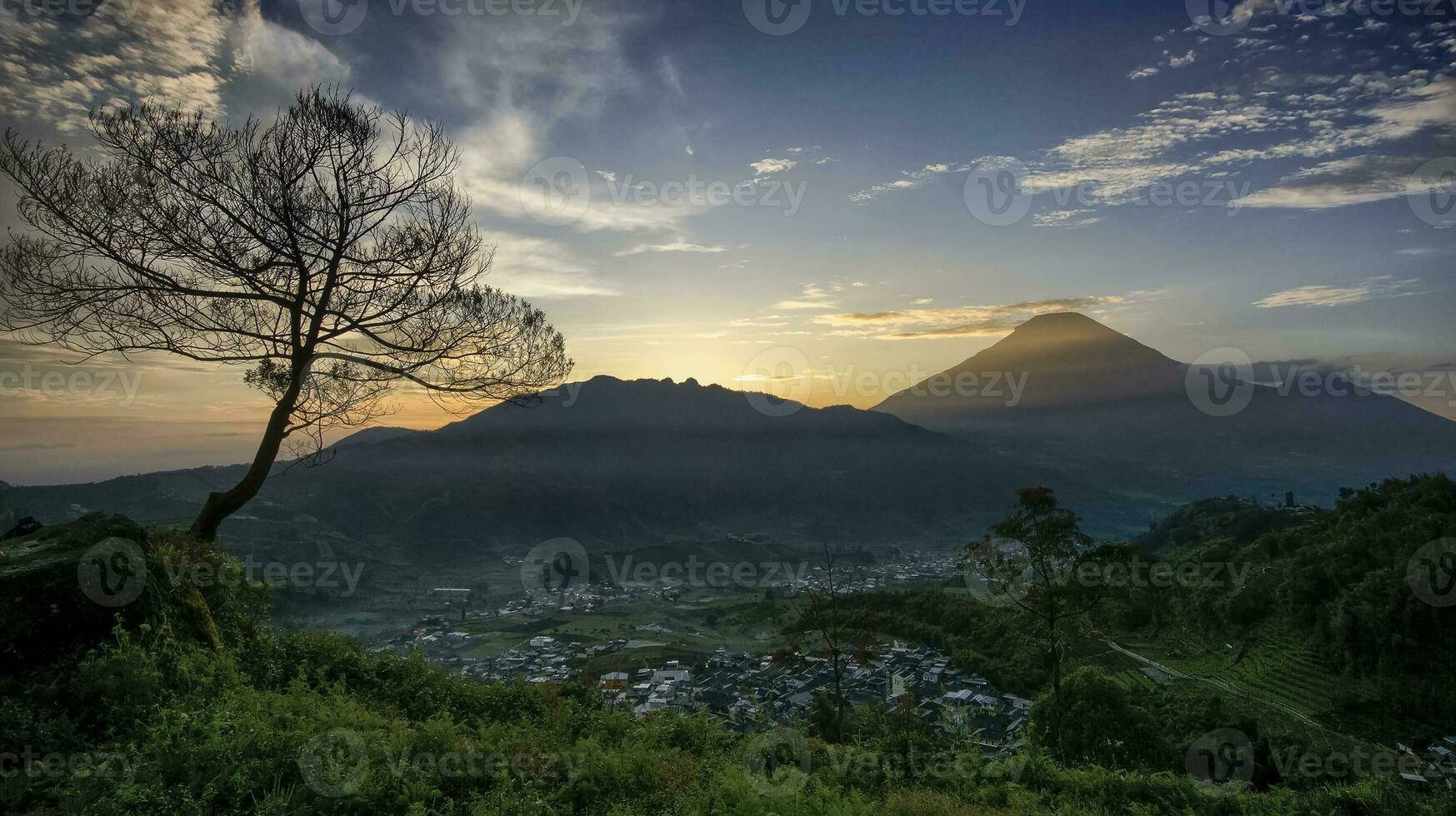 alba panoramica sulle montagne situate al punto di vista tieng, reggenza di wonosobo, indonesia. foto