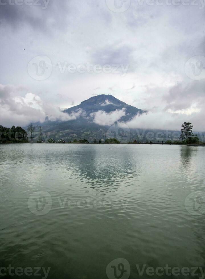 vista nebbiosa sulla montagna a embung kledung wonosobo indonesia foto