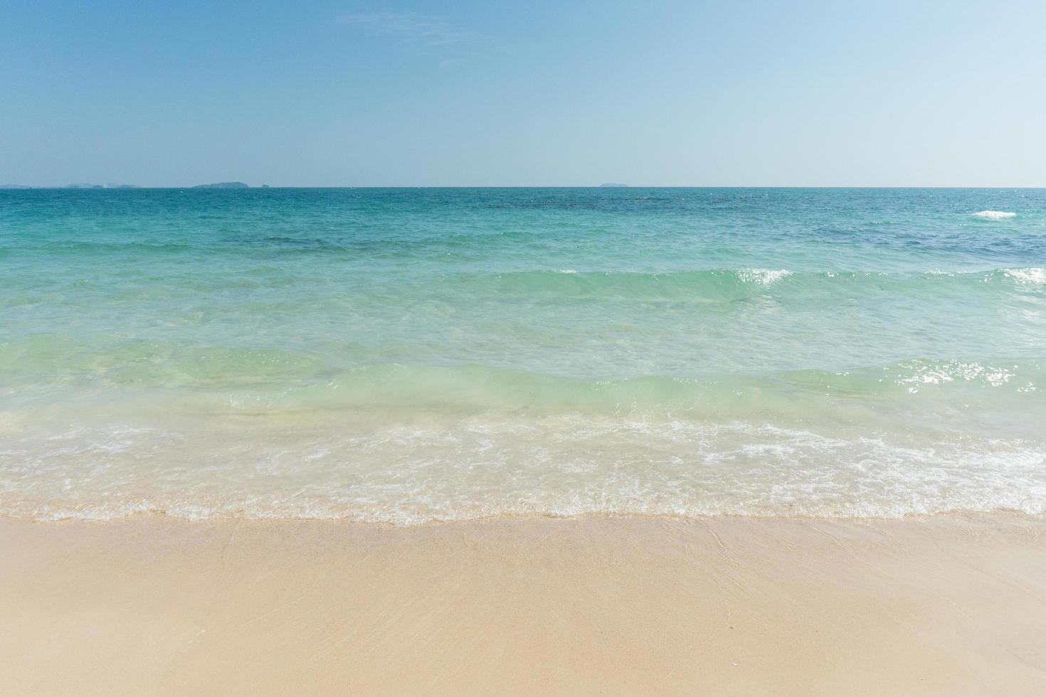 spiaggia e onde mare tropicale con cielo blu su sfondo giornata di sole. copia spazio foto