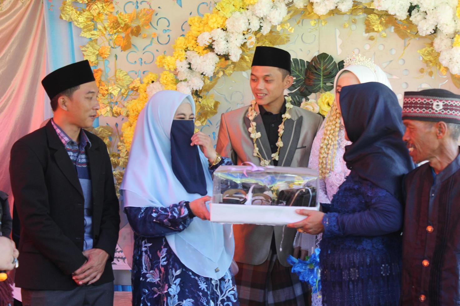 cianjur regency, West Java, Indonesia il 12 giugno 2021, la cultura delle offerte nel matrimonio. cultura matrimoniale dei musulmani dall'Indonesia foto