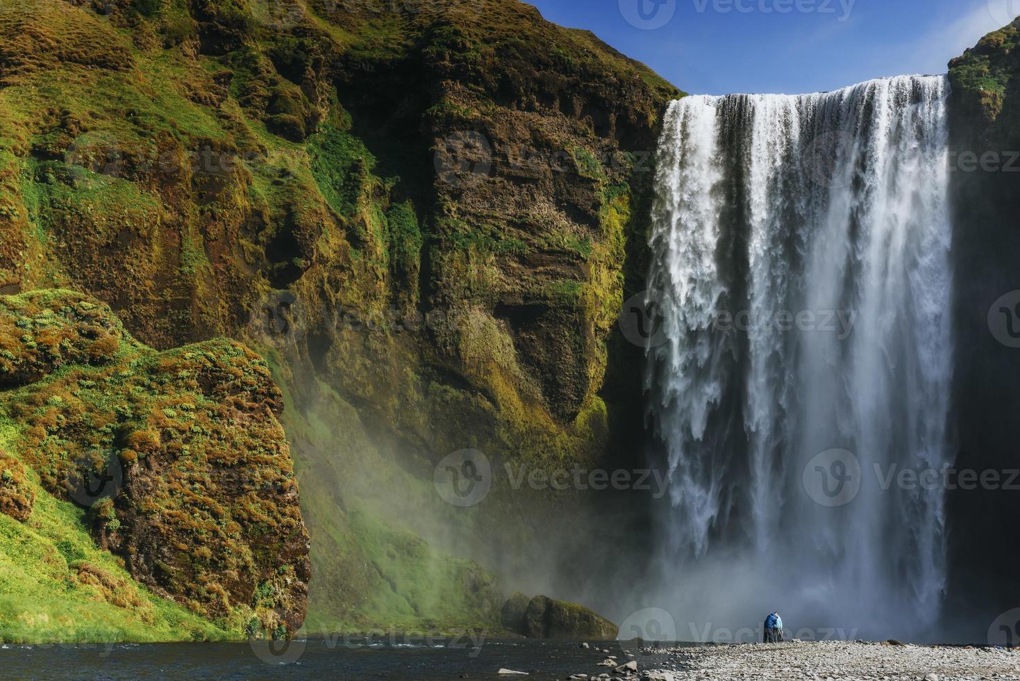 grande cascata skogafoss nel sud dell'Islanda vicino foto