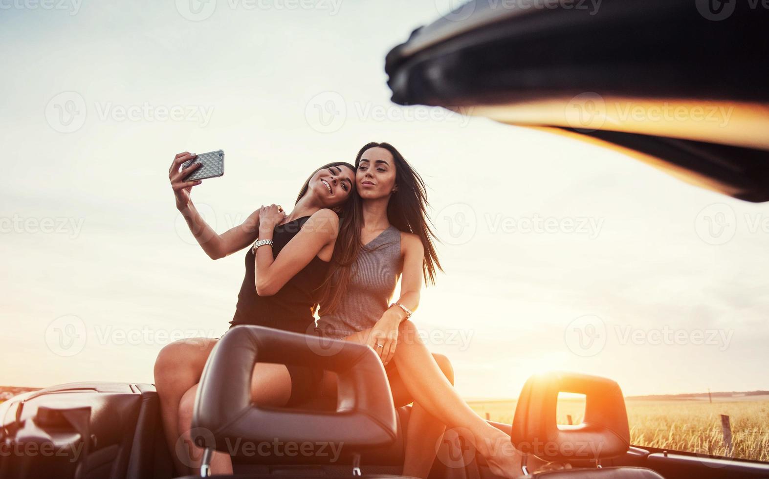 giovani due donne a un servizio fotografico. ragazze in posa volentieri foto