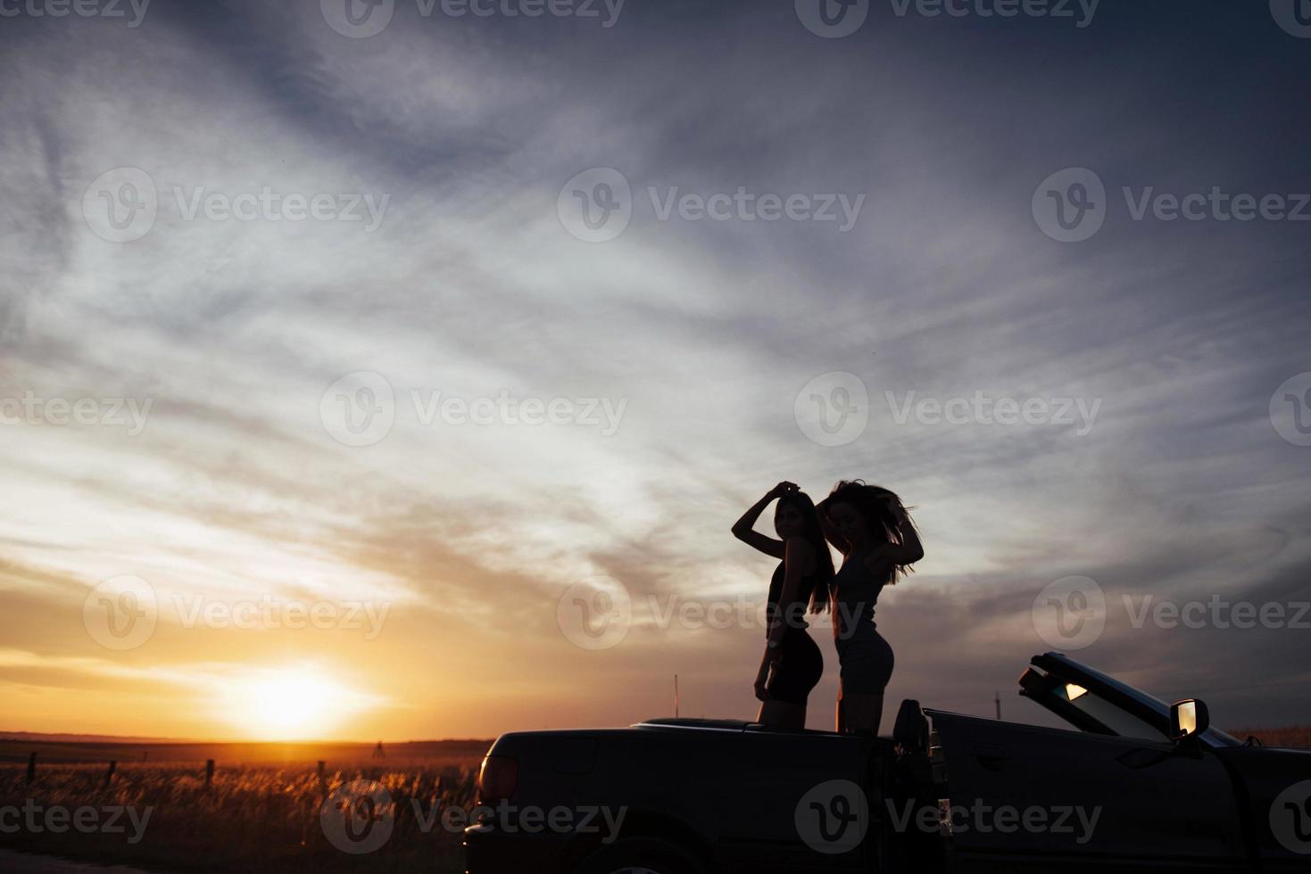 giovani due donne a un servizio fotografico. ragazze in posa volentieri foto